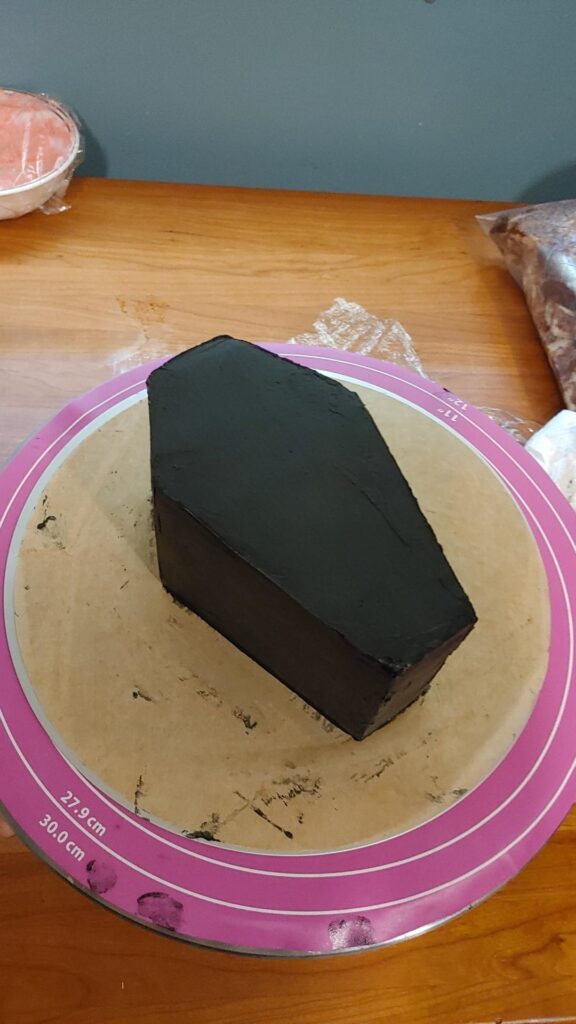 I got to do another coffin cake 🖤⚰️💚 details below!