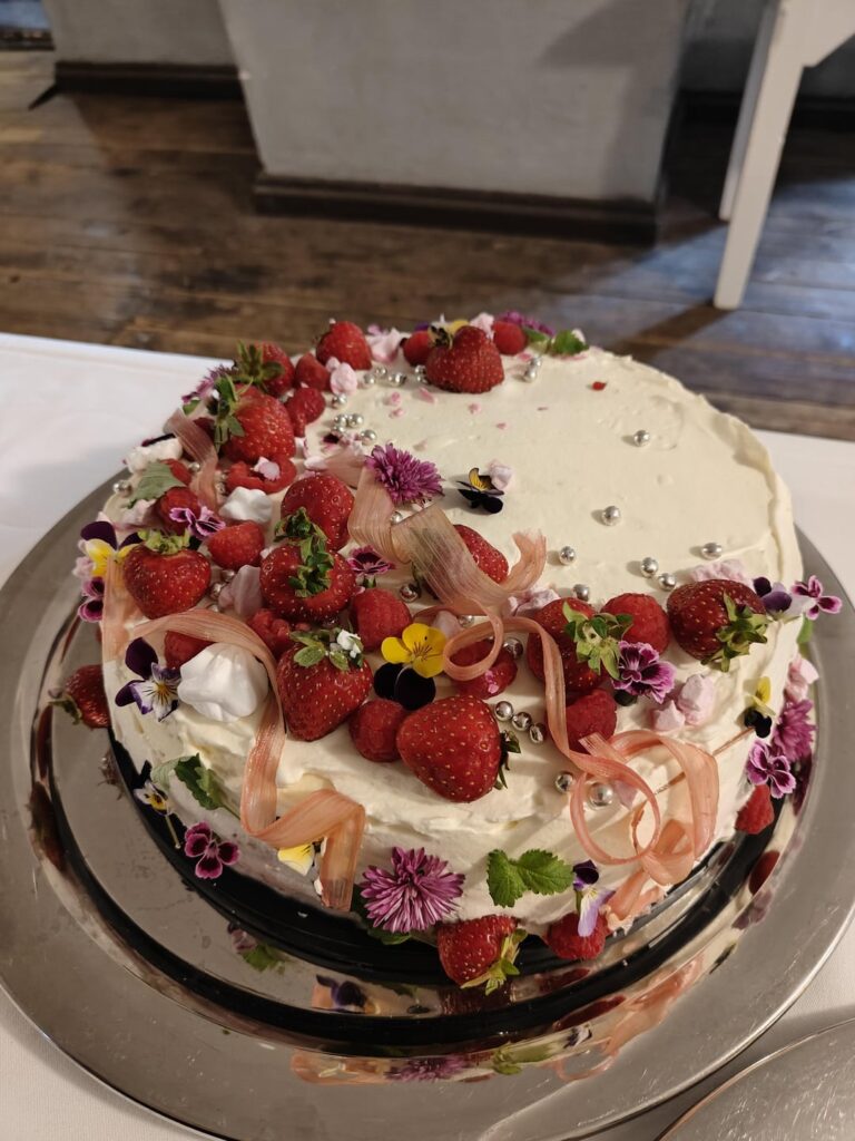 I'm a sucker for chaotic and natural decorations. My cousin's wedding and my creations for them