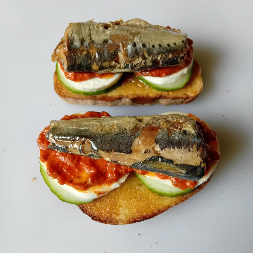 Breakfast. Toast, sardines, red pesto, mozzarella, cucumber 🐟