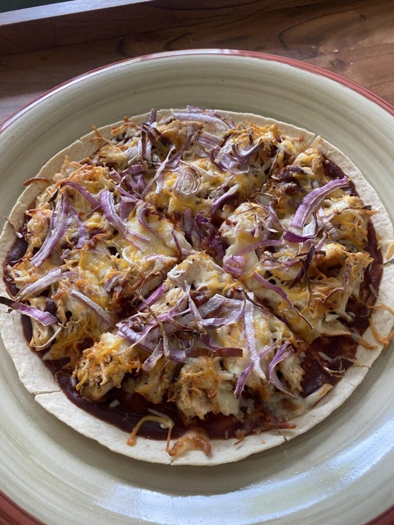 Lazy and delicious bbq chicken “pizza” – 324 calories / 41.5g protein Lazy and delicious bbq chicken “pizza” - 324 calories / 41.5g protein