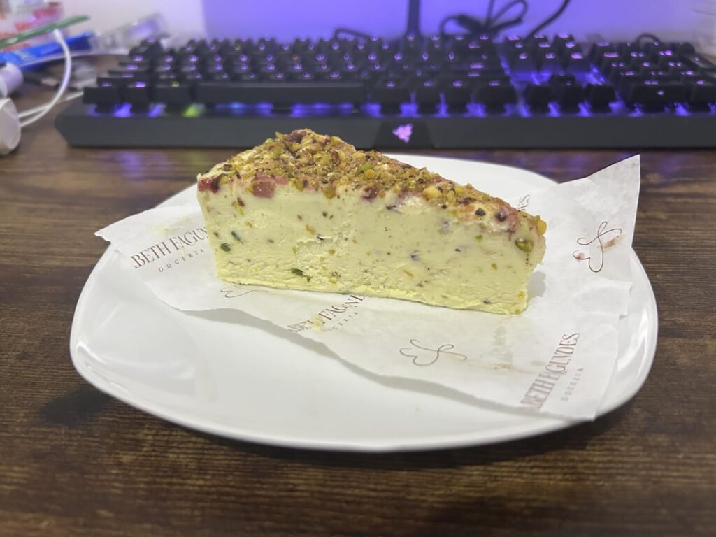How many calories does a slice of this crustless pistacchio cheese cake has?