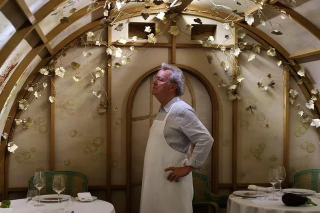 Three-Michelin-star Paris restaurant Arpege switches to plant-based dishes - Ảnh 2.