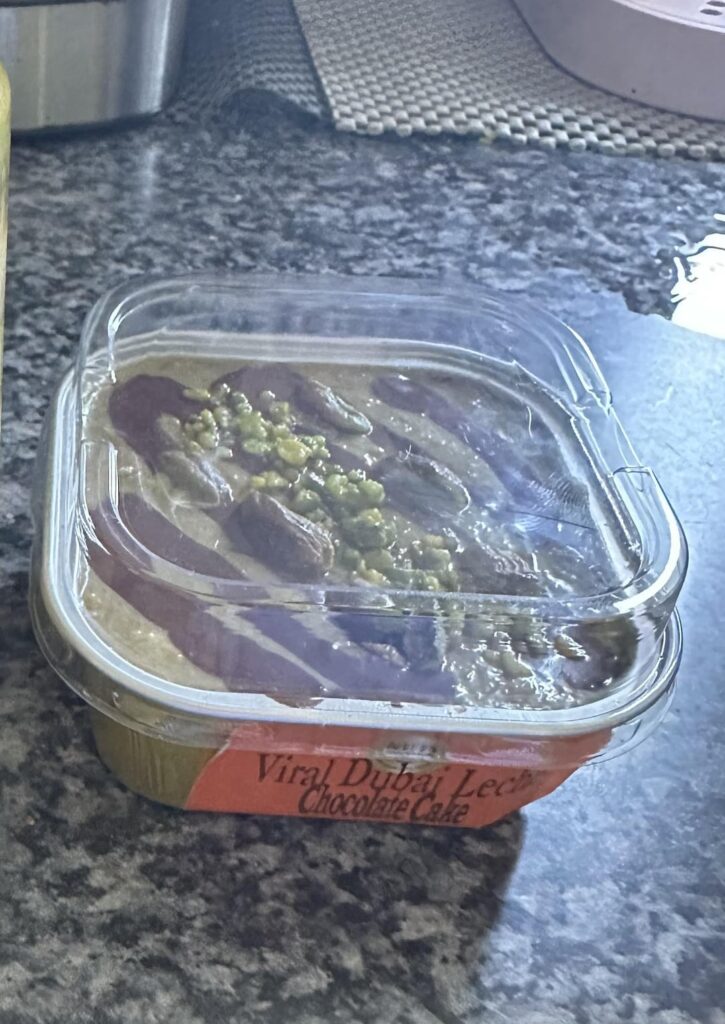 Calories in this Dubai chocolate cake (190g)