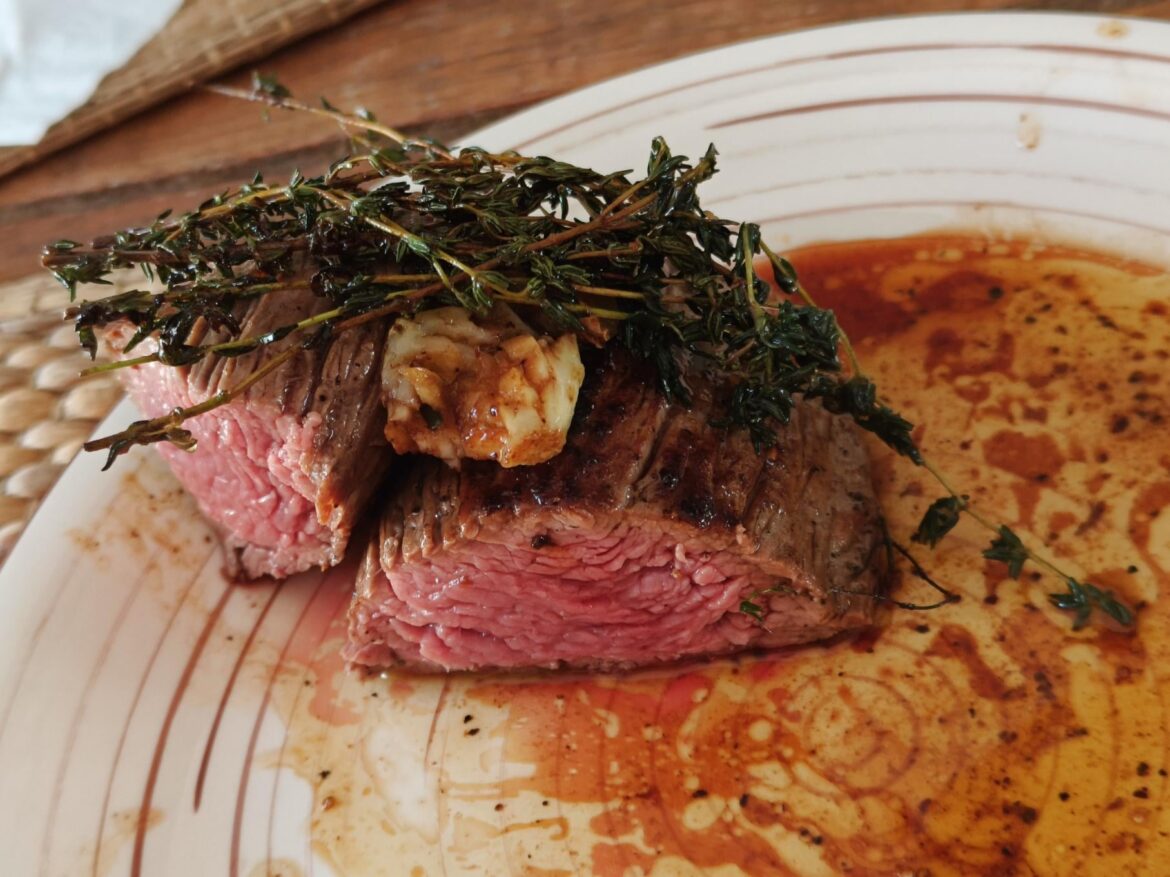 I don't usually eat steak, but when I do, I try to do my best. What do you all think?