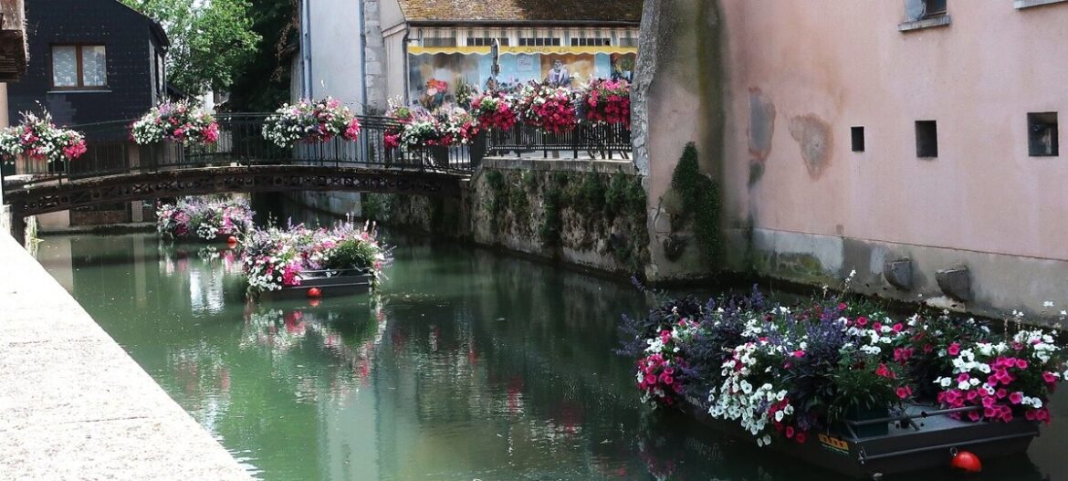 See a Slice of France Along Its Canals, by Travel Writers See a Slice of France Along Its Canals, by Travel Writers