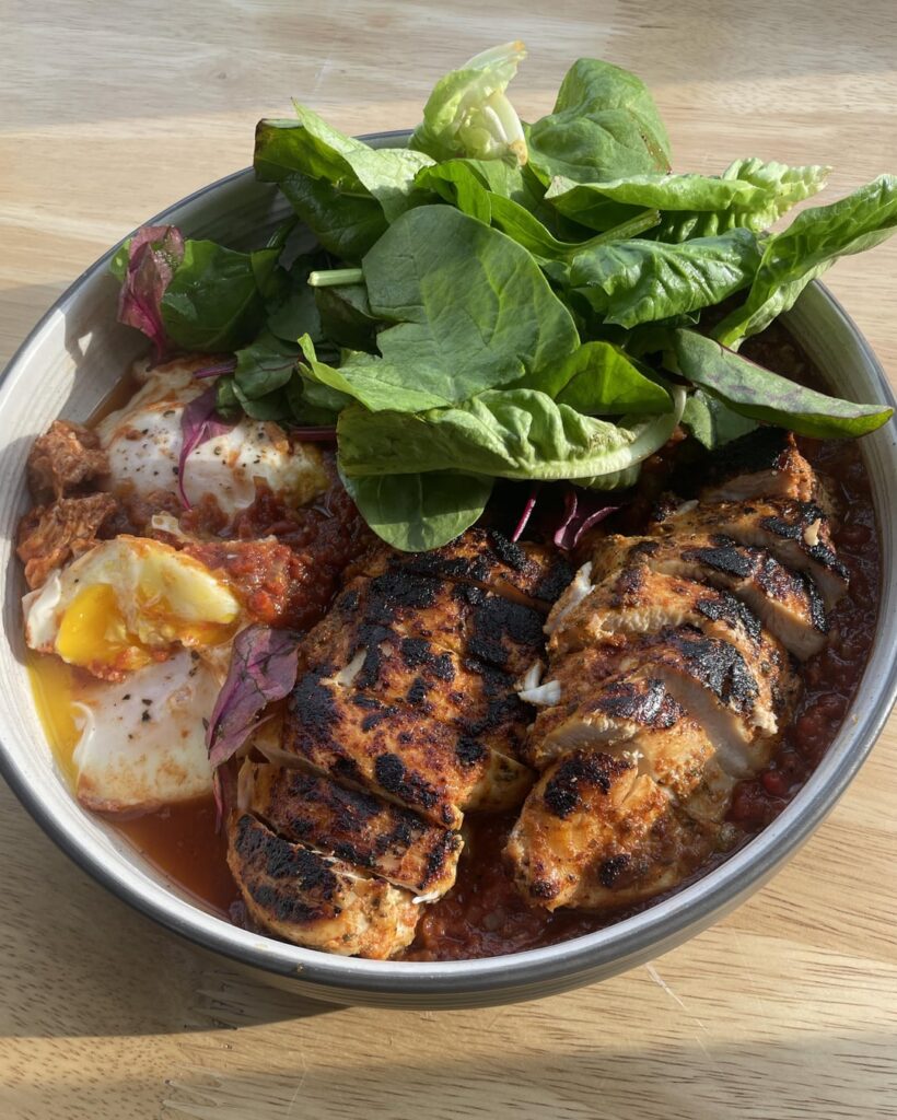 Chicken breast shakshuka- 600 cals, no carbs & 82g protein!