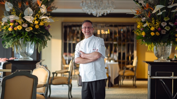 The happy Alain Roux at the newly revamped Le Normandie by Alain Roux. (© Anuwat Senivansa Na Ayudhya / MICHELIN Guide Thailand)