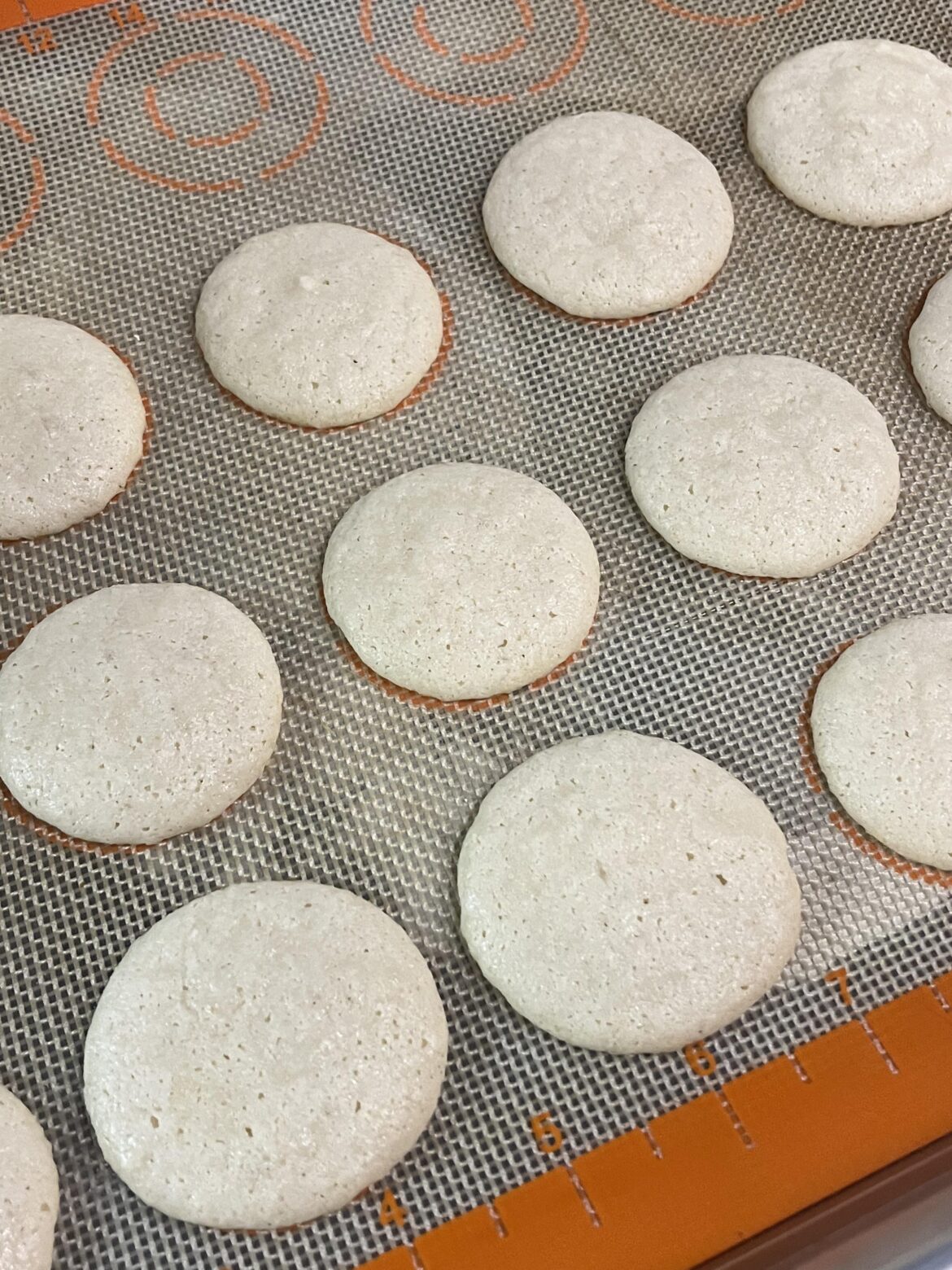 What is the cause of the uneven and little air bubble surface?