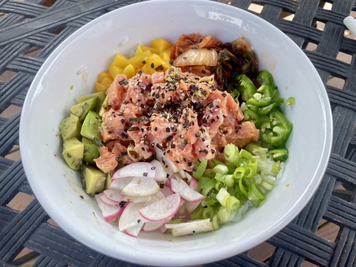 Spicy tuna poké bowl