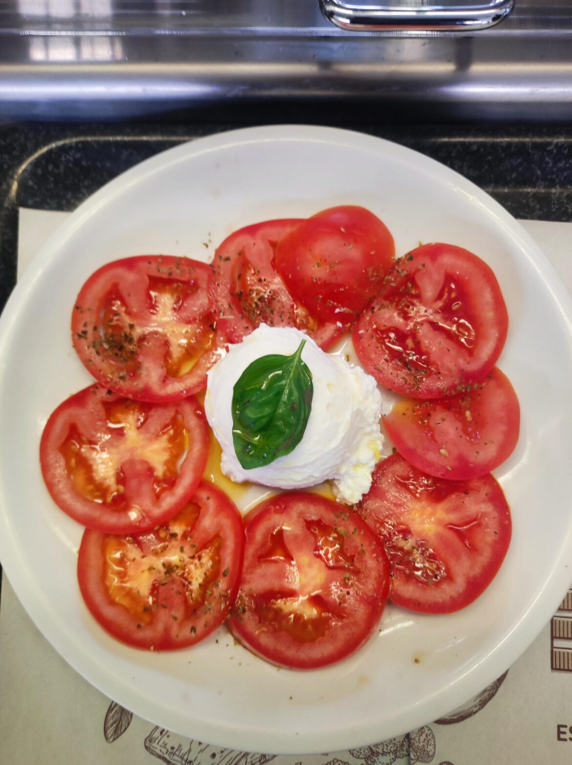 Simply & delicious: Caprese 🍅 😋(tomatoes, mozzarella and basil)