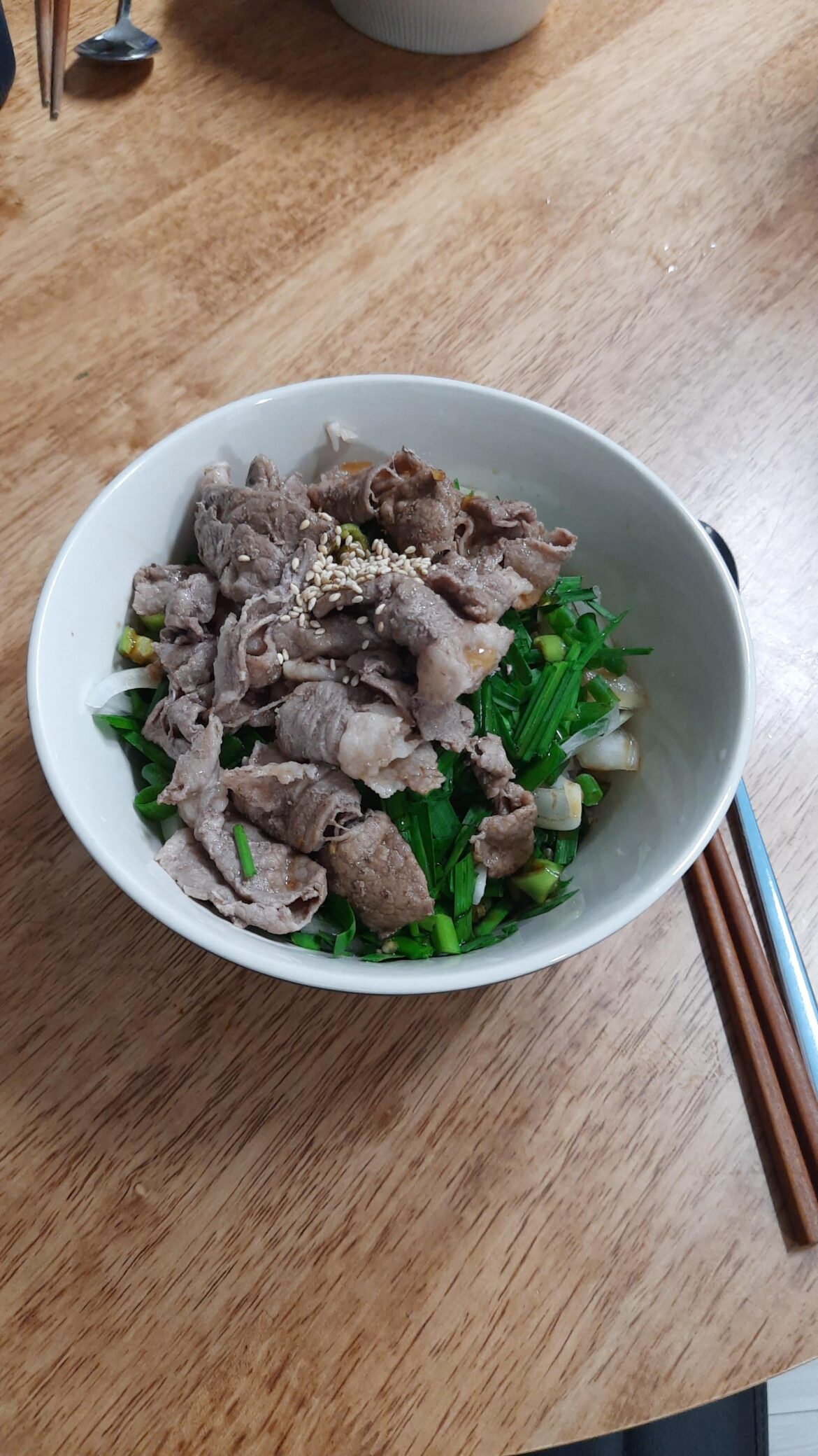 The girlfriend made me Buchuchadolbab (부추차돌밥)... and I really liked it.