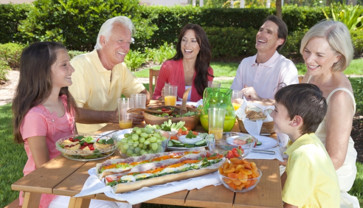 The family that eats together stays together Fotolia_37198157_S