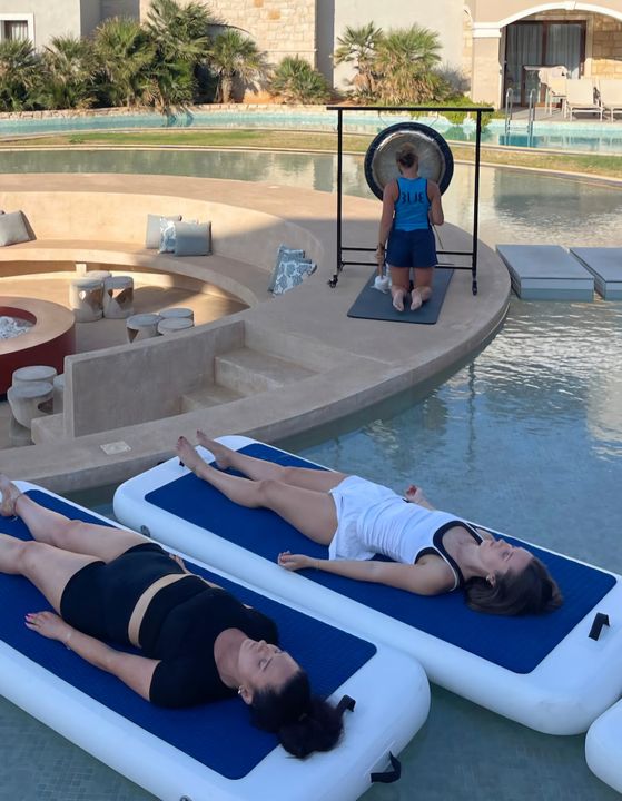 A gong bathing session