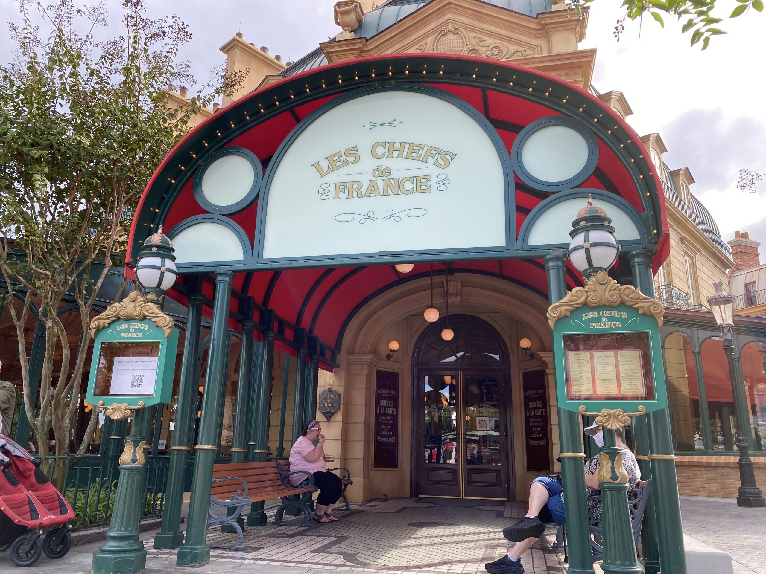 Les Chefs de France Exterior Sign
