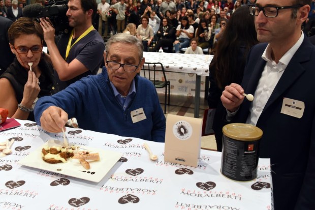 Roberto "Loli" Linguanotto, center, samples a tiramisu at the 2018 Tiramisù World Cup, held in various locations of the Prosecco Hills near Treviso, Italy. (Mauro Roncato / Tiramisù World Cup)