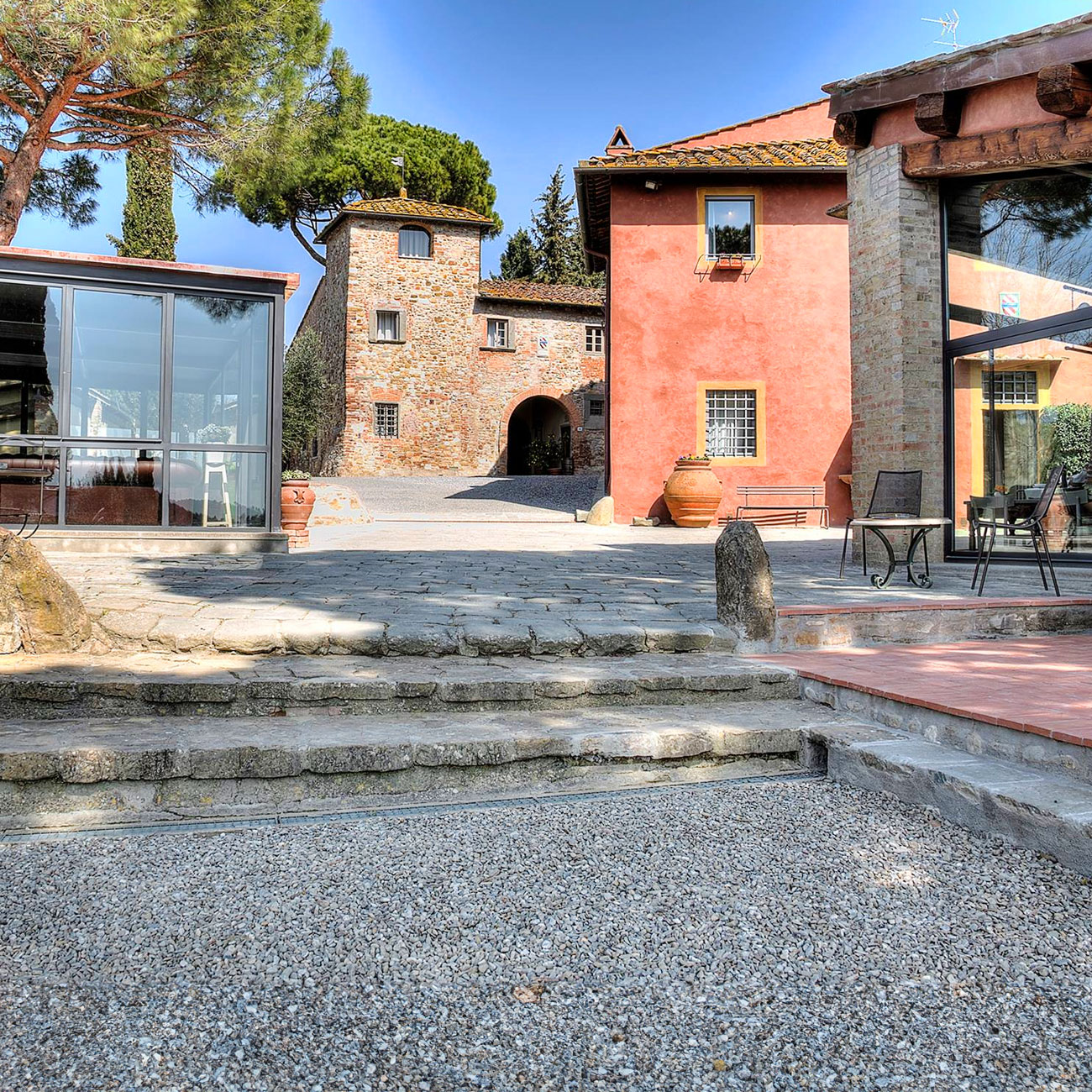 The Salvadonica grounds are home too to a swimming pool and tennis court.