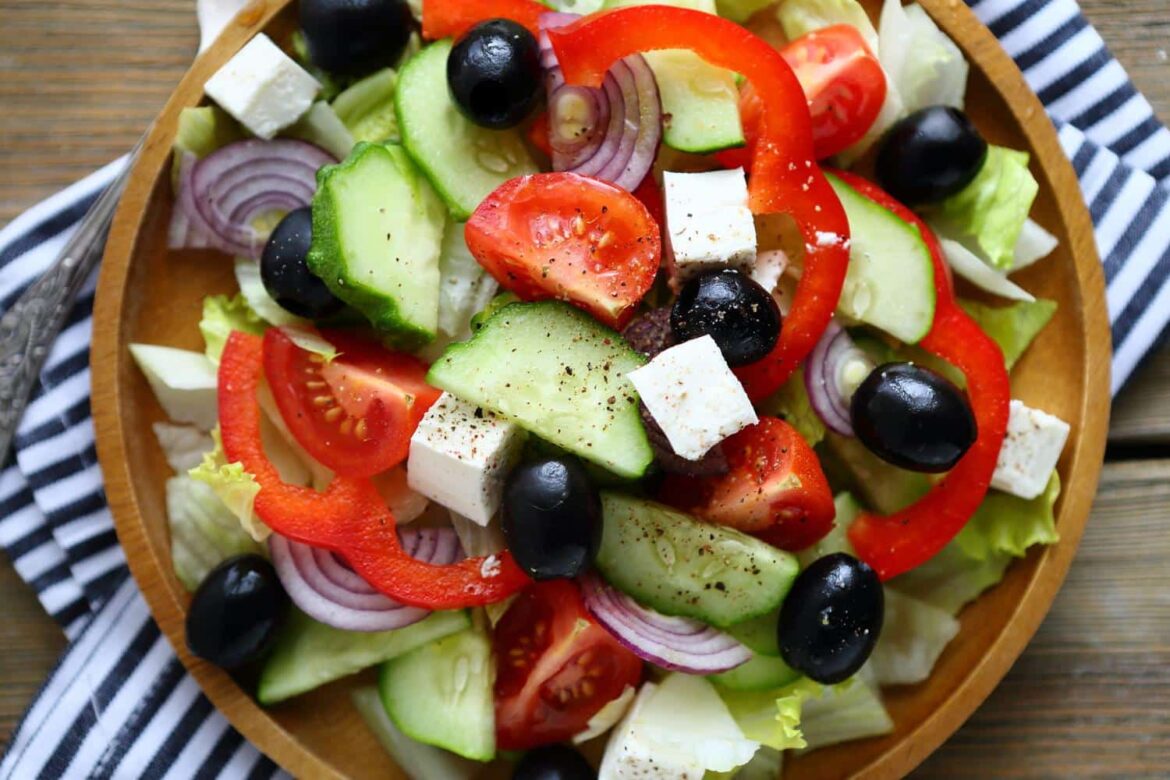 Depuis qu'elle ajoute ça dans l'assaisonnement, sa salade grecque a le vrai goût de la Méditerranée