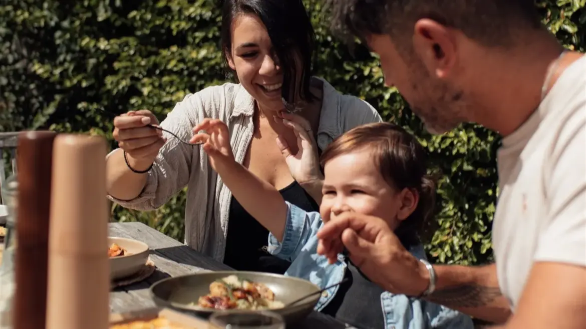 Greek duo deliver home-cooked meals – The Greek Herald Greek duo deliver home-cooked meals – The Greek Herald