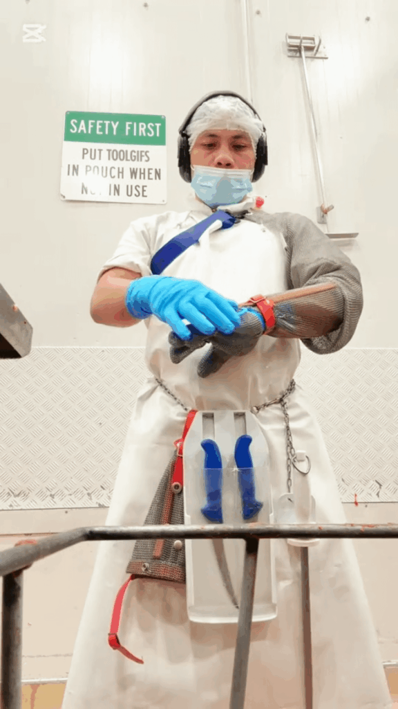 Chainmail sleeve with glove tensioner