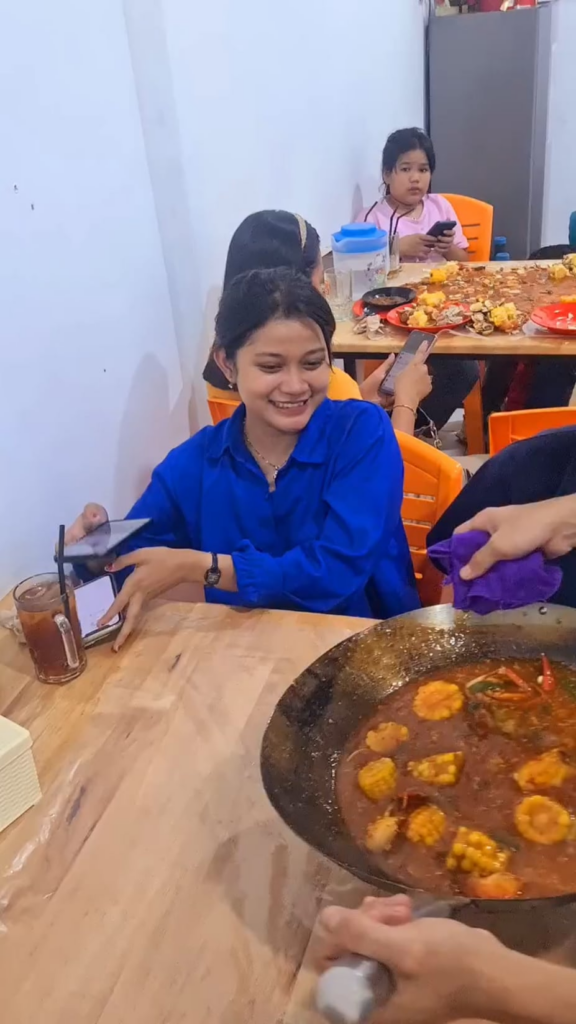 Hot Food + Plastic Sheet 😋