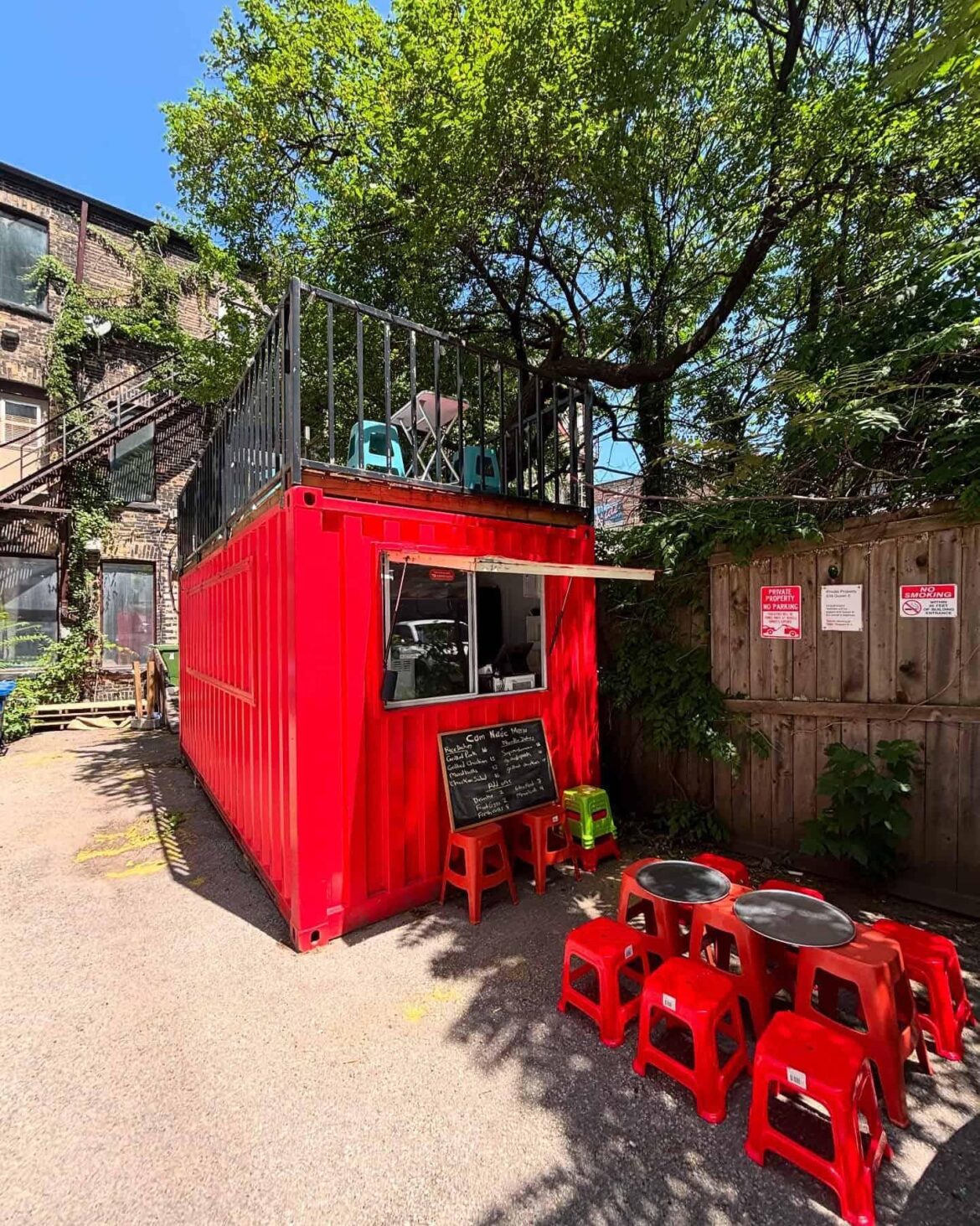 A Vietnamese restaurant just opened in a little red shipping container in a laneway in Toronto - YourCityWithIN.com