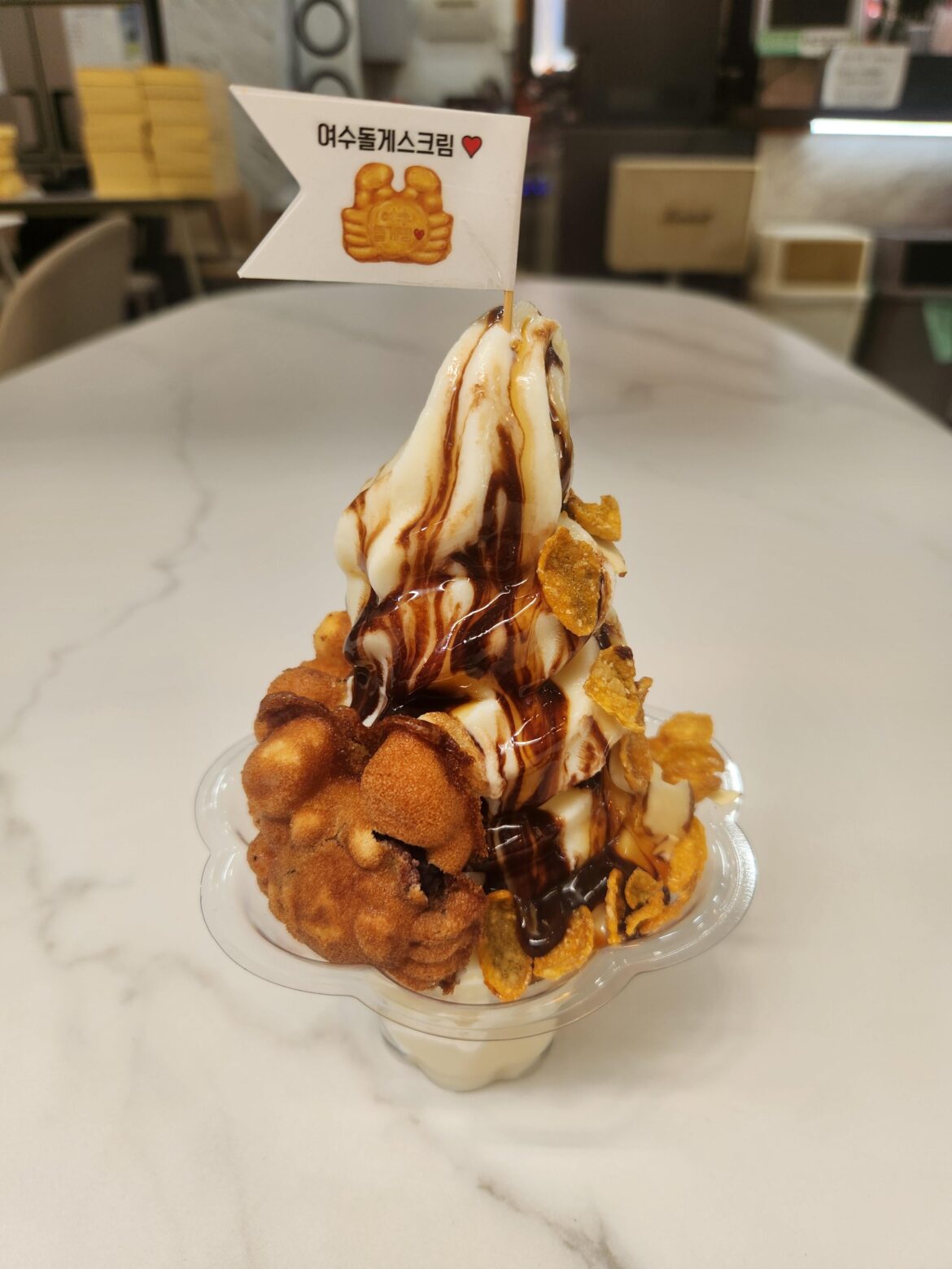 Ice cream with swimming crab shape bread🦀🍞🍦