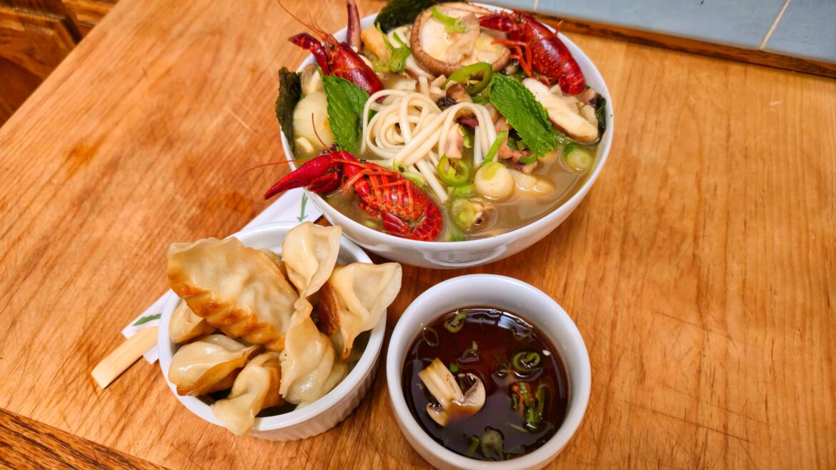 I made seafood Udon with dumplings.