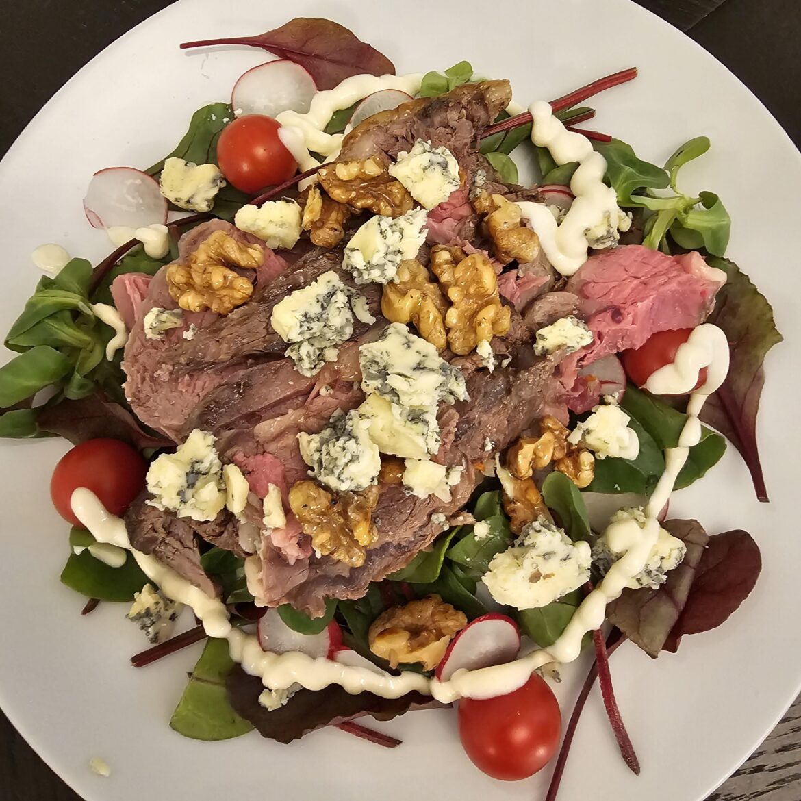 Roast beef, Stilton and walnut salad