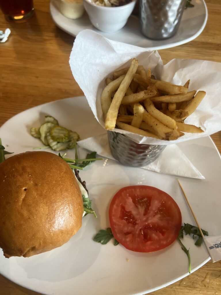 how many calories in this hamburger w no sauce and american cheese. 1000-1150??