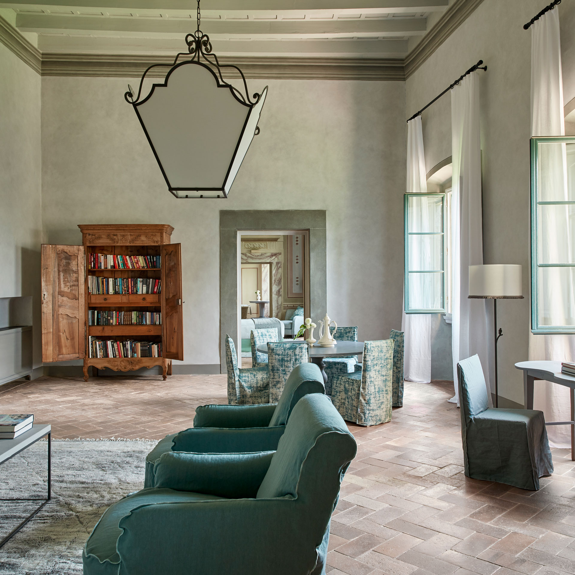 COMO Castello del Nero is a MICHELIN Key escape just a half hour drive from Florence's international airport.