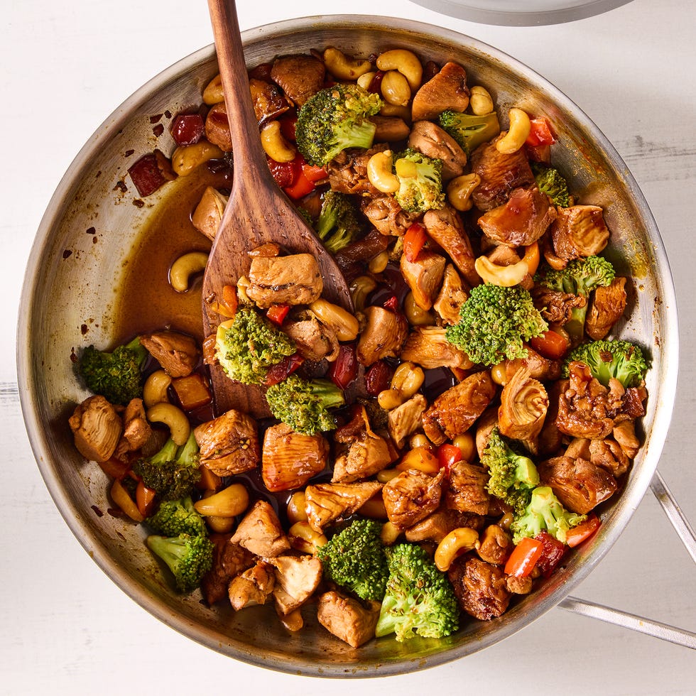 chicken stir fry with broccoli, cashews, and red pepper