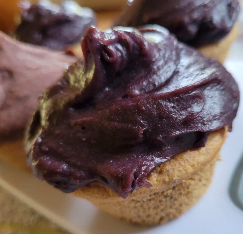 Cupcake with unusual and extravagant icing! 🧁🍠🫘