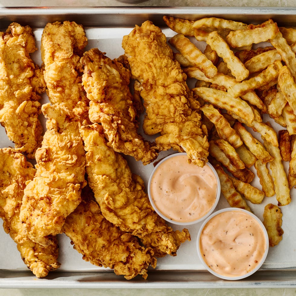 raising cane's chicken and sauce with crinkle fries