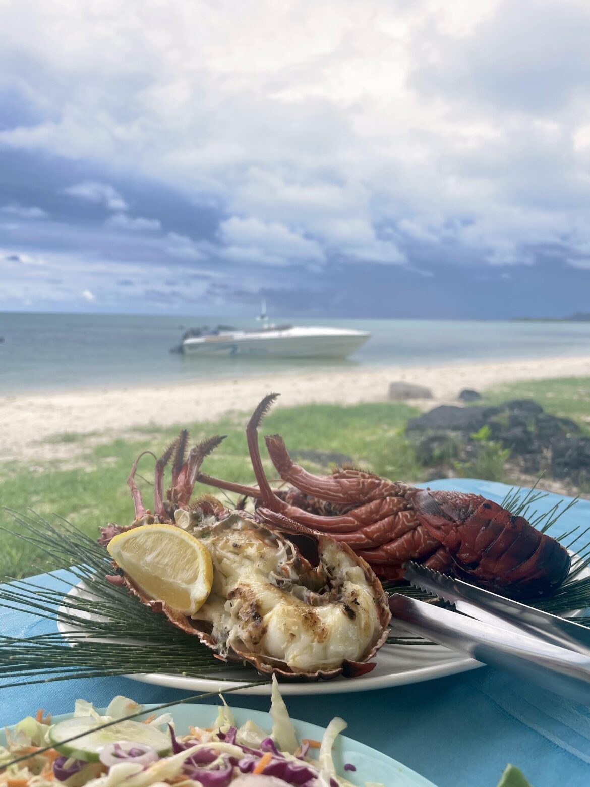 Barbecue lobster on the beach 😋