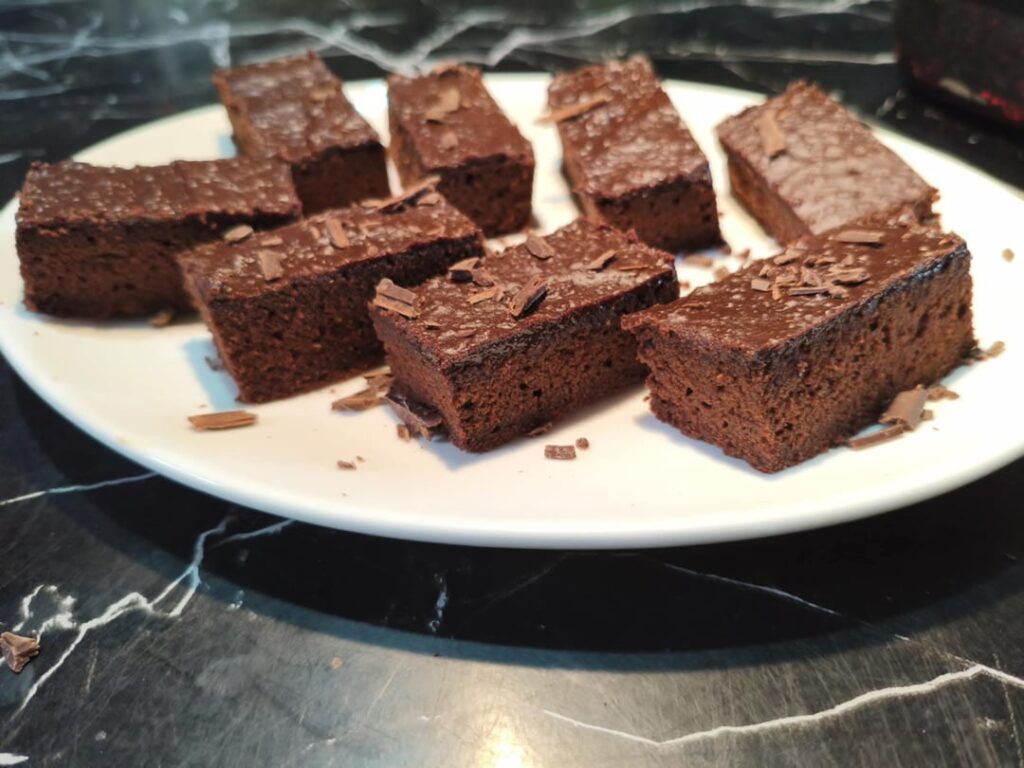 Cocoa cubes, without cream, according to an old recipe from my grandmother's even older notebook. I remember that it was sometimes served on Sundays or some holiday...eh, yes...childhood :) The procedure and recipe are in the comments Enjoy