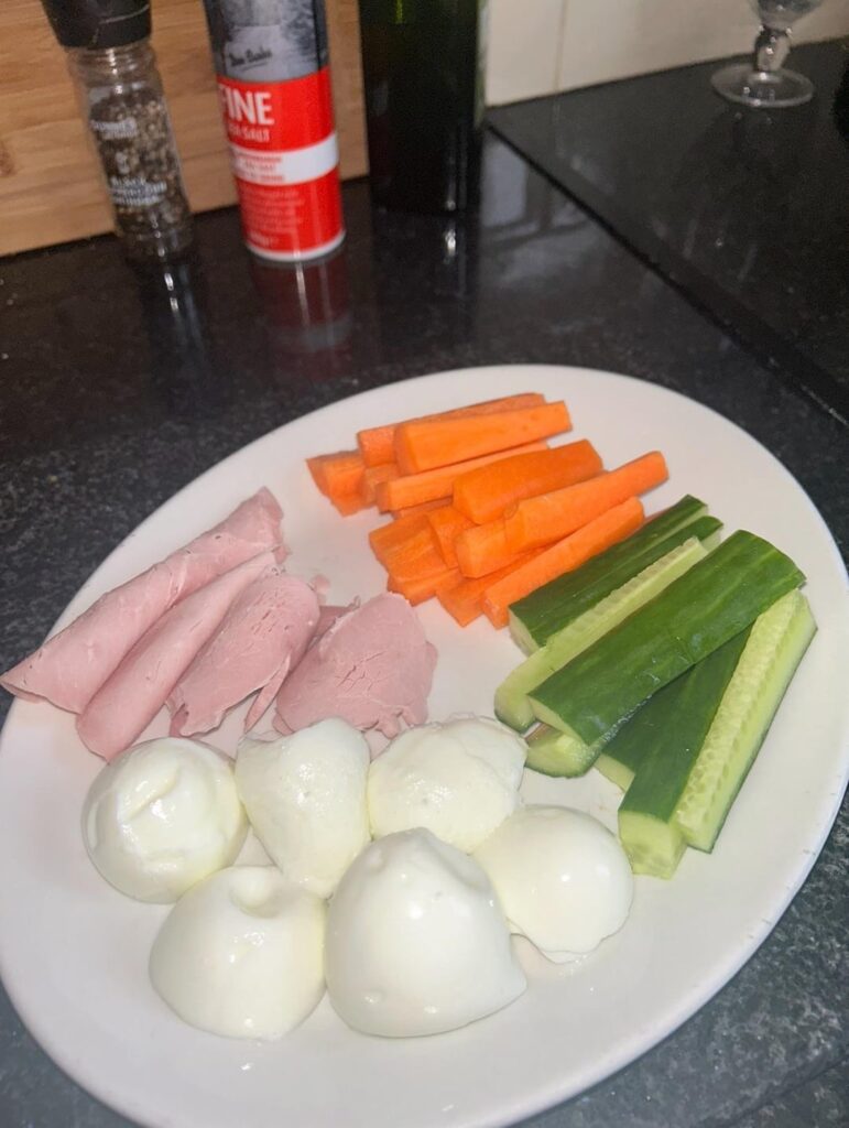 Halved egg whites again, such a filling plate. Apologies to the egg police. 148 cal / 22g protein.