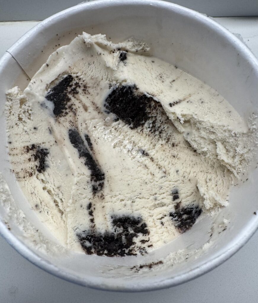 Haagen-Dazs Cookies & Cream - Chocolatey Bits