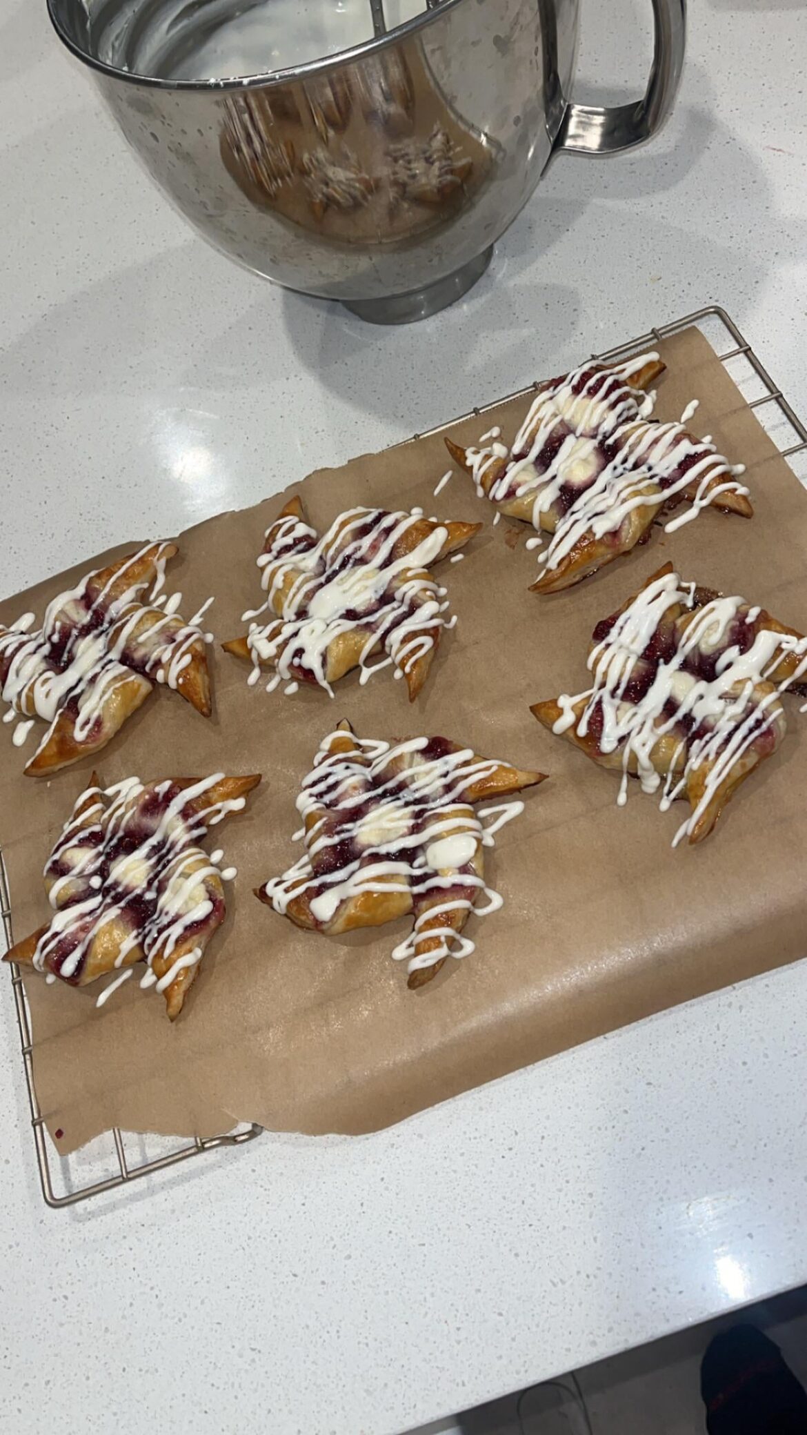 I’m not a huge baker, but these raspberry cream cheese danishes are my new obsession! 🤤