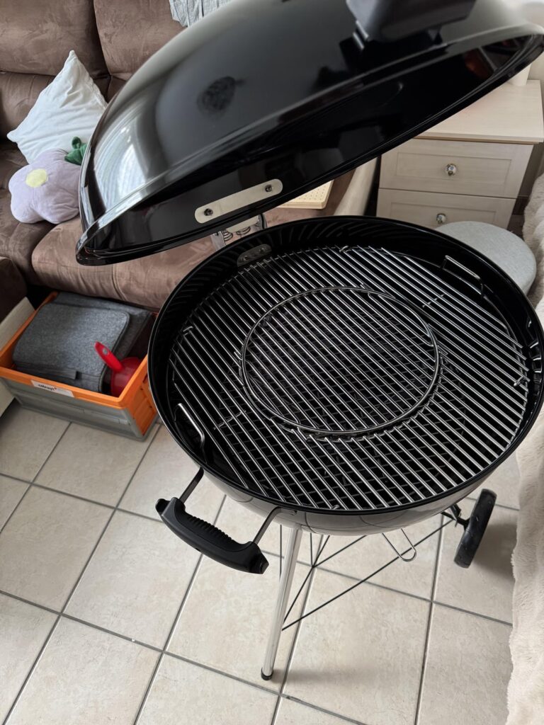 Just scored a Weber Master-Touch Premium for €150… but ran into a small issue