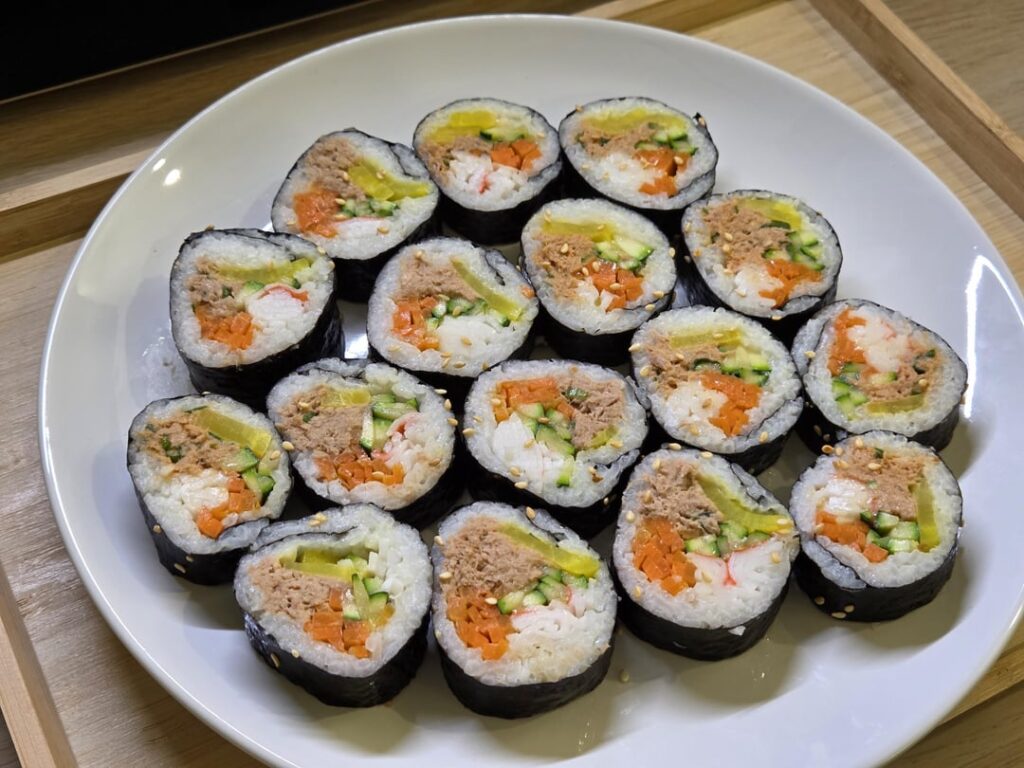 No decent korean food or kimbap around me so I had to make some myself :')