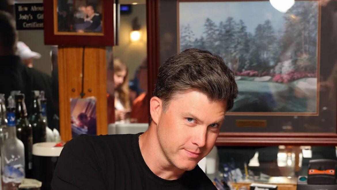 Colin Jost Judges Italian Restaurants By How They Prepare This One Dish Yahoo entertainment home
