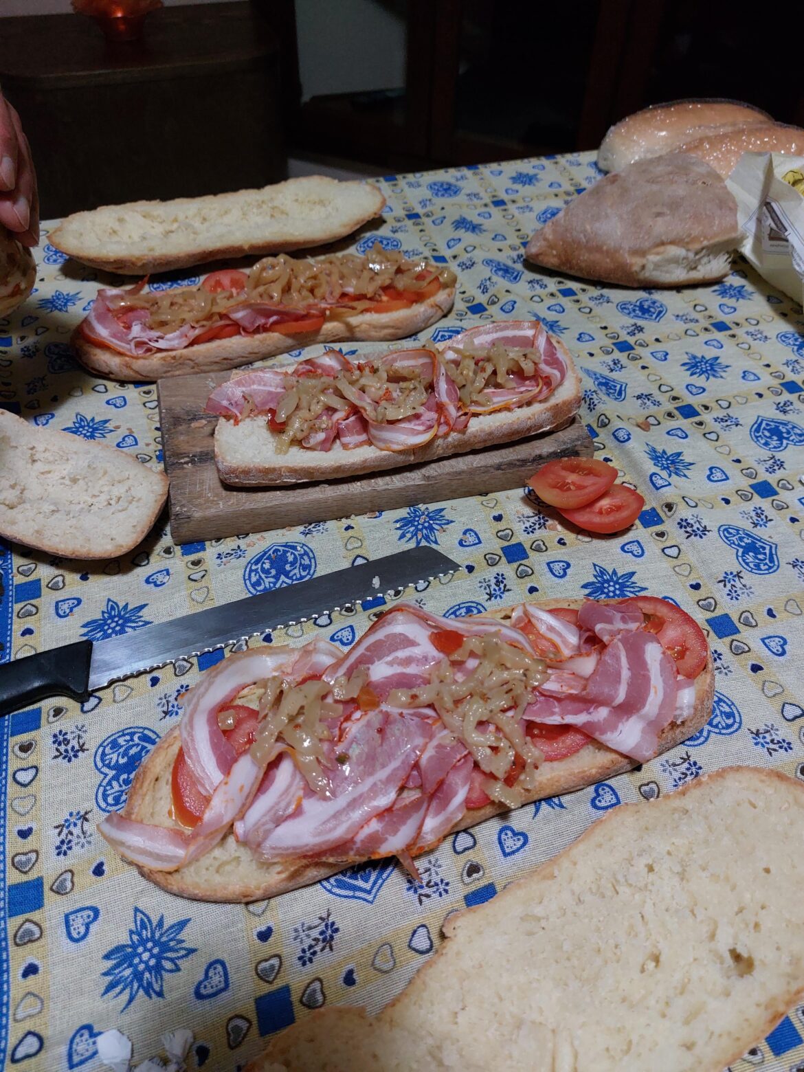 Panini con pancetta, melanzane sotto'olio e pomodori. Calabria. 🇮🇹