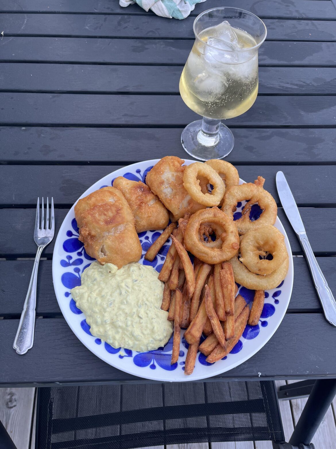 Beer battered fish & chips with onion rings and remoulade