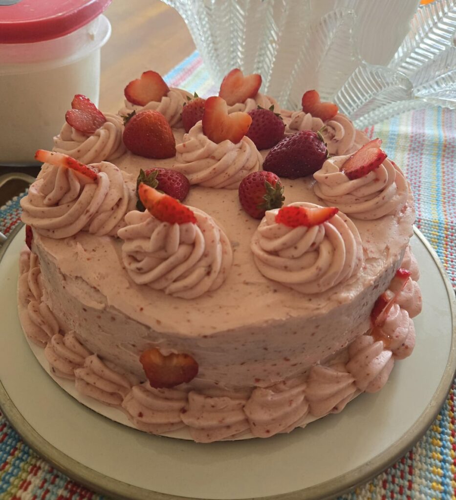 From scratch strawberry cake for my moms birthday 🍓