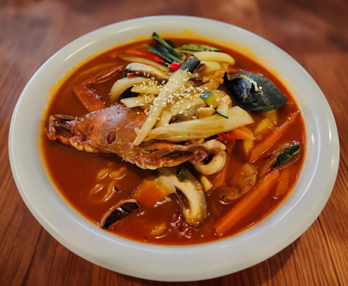 This bowl of Seafood Jjampong crabbed my attention 🔥🦀🍜