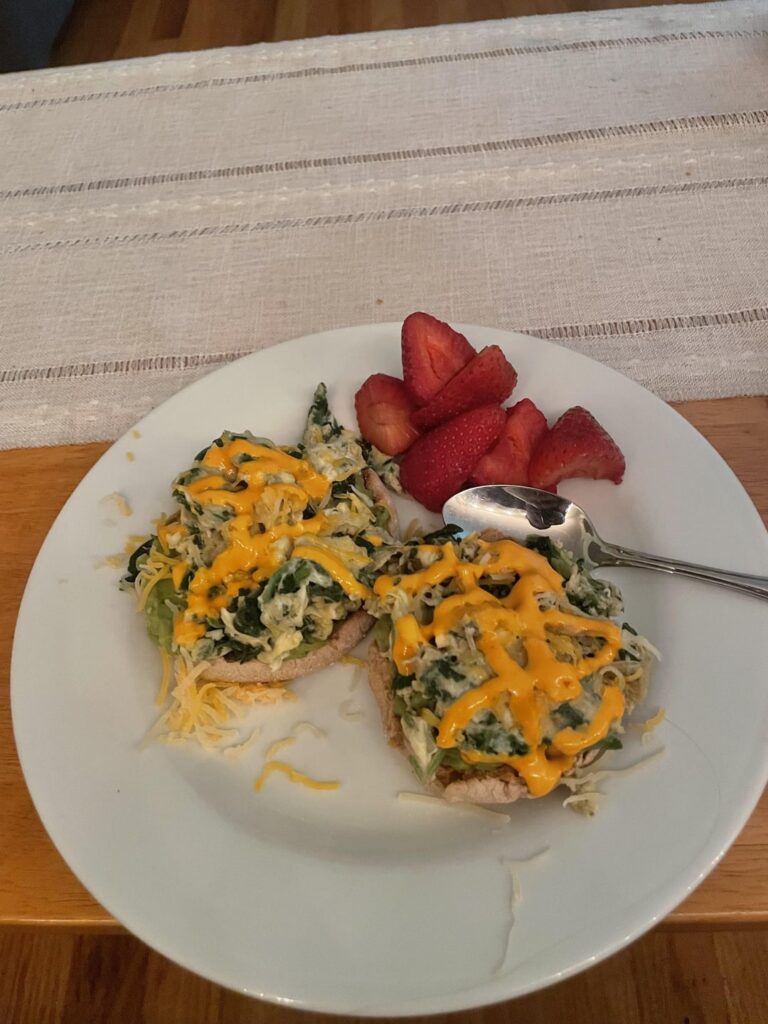 Egg, Spinach, and Sriracha Mayo Breakfast (406 calories)