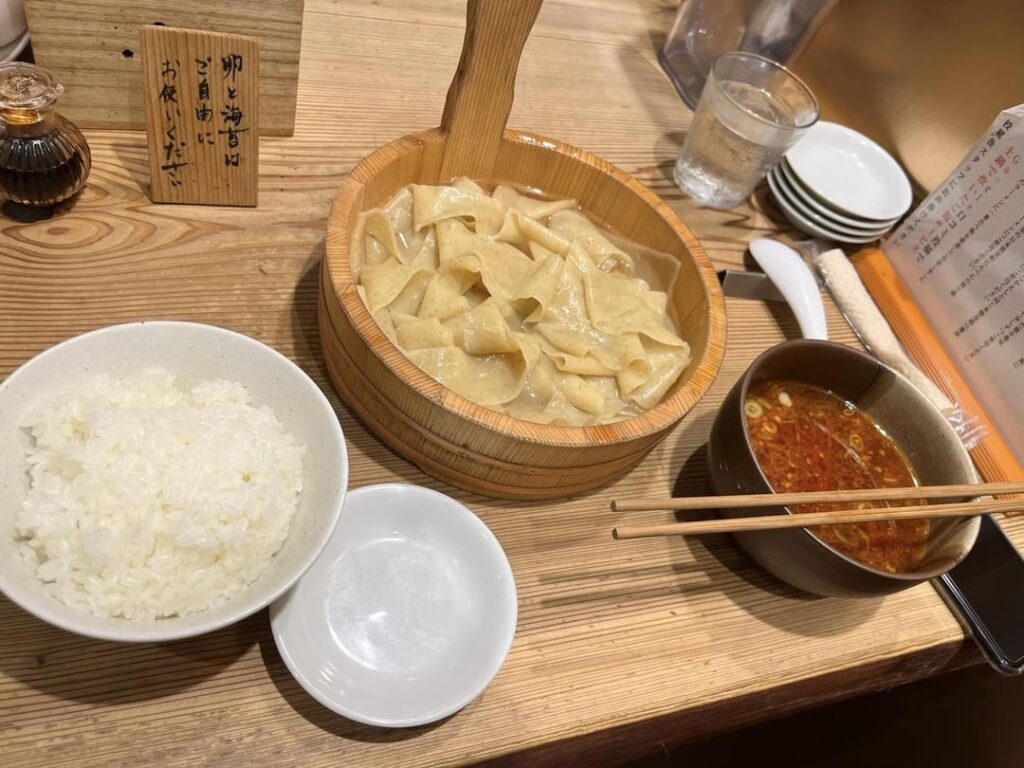 A ramen shop near Tokyo Station where you can enjoy unlimited raw eggs and seaweed.