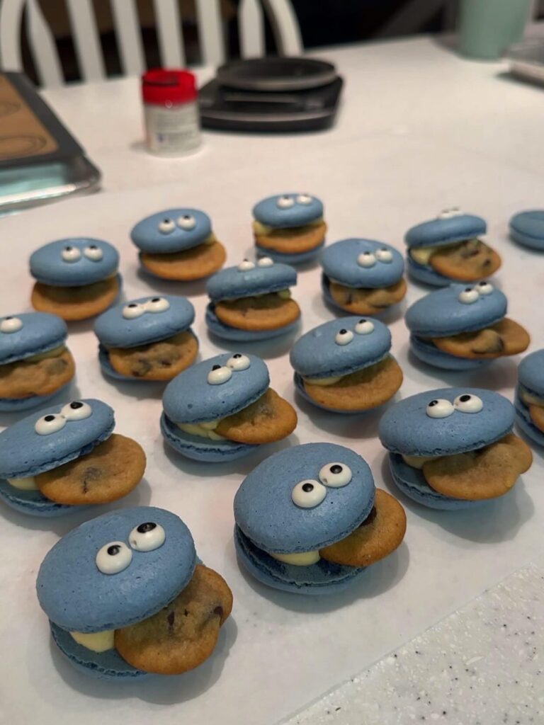 Cookie Monster Macarons!