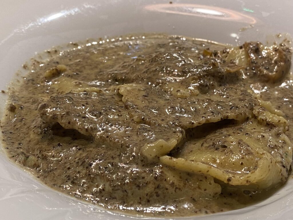 Ravioli tartufo & penne pomodoro. Ravioli tartufo & penne pomodoro.