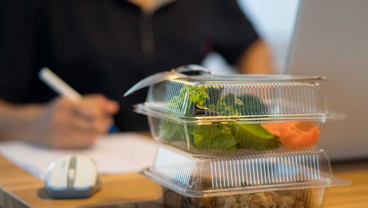 French workers can now eat lunch at their desks without breaking the law